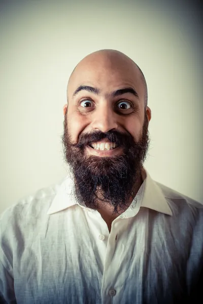 Homme à longue barbe et moustache avec chemise blanche — Photo
