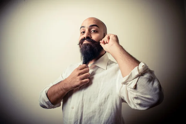 Beyaz gömlek uzun sakallı ve bıyıklı adam — Stok fotoğraf