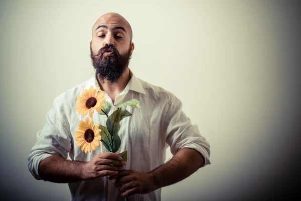 Langer Bart und Schnurrbart Mann schenkt Blumen — Stockfoto