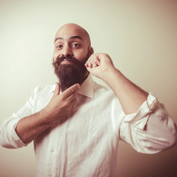 Длинная борода и усы мужчина в белой рубашке — стоковое фото