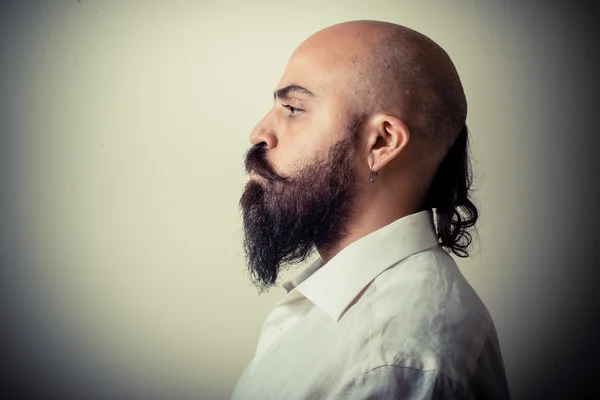 Homme à longue barbe et moustache avec chemise blanche — Photo