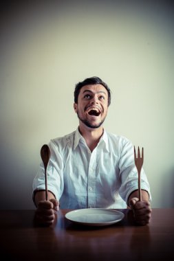 şık bir delikanlı ile beyaz gömlek yemek yeme