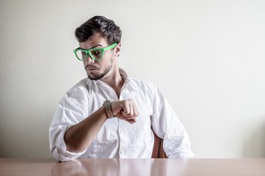 beyaz gömlek zaman kol saati şık genç erkekle