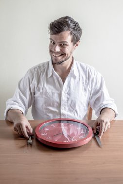 beyaz gömlek yeme ile şık delikanlı kırmızı saat