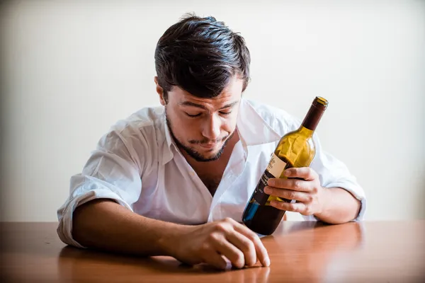 Пьяный молодой стильный мужчина в белой рубашке — стоковое фото