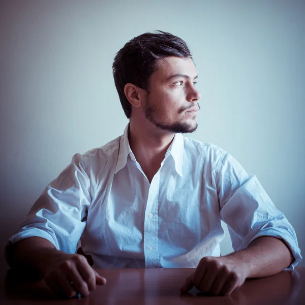Tânăr om elegant cu cămașă albă — Fotografie, imagine de stoc