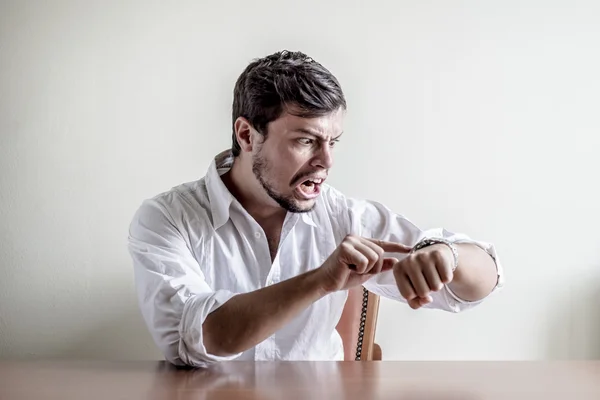 Jeune homme élégant avec chemise blanche temps montre-bracelet — Photo