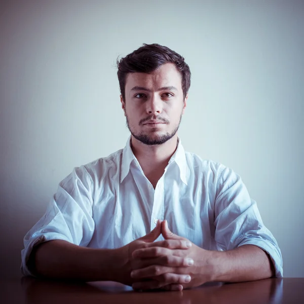 Молодой стильный мужчина в белой рубашке — стоковое фото
