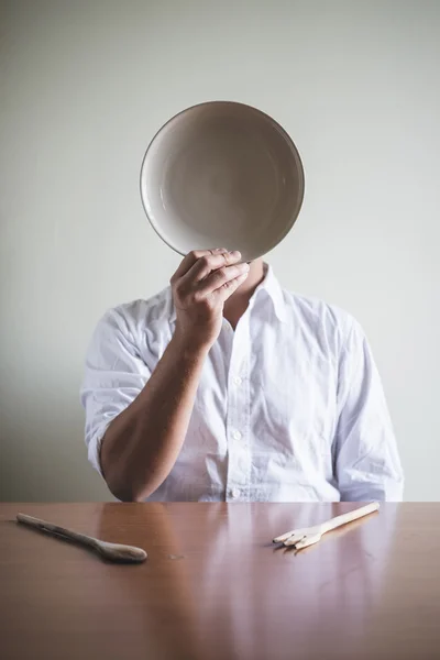 Jovem homem elegante com camisa branca e prato em seu rosto — Fotografia de Stock