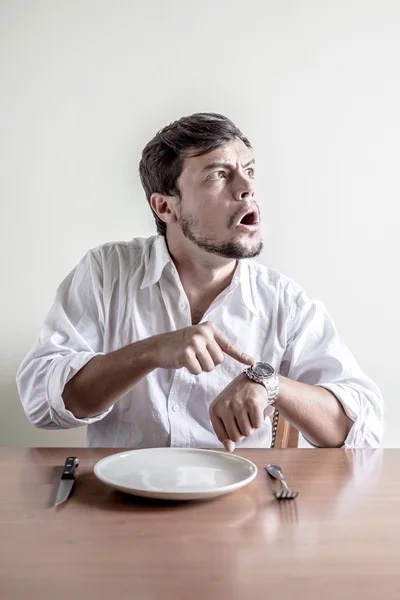 Jovem homem elegante com relógio de pulso branco tempo camisa — Fotografia de Stock