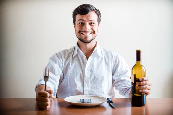 Hombre joven y elegante con camisa blanca y teléfono en el plato — Foto de Stock