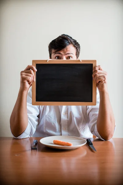 Jovem homem elegante com camisa branca segurando quadro negro — Fotografia de Stock