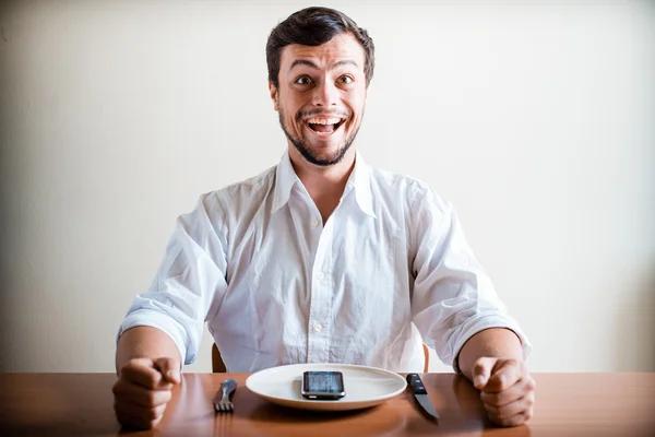 Jovem homem elegante com camisa branca e telefone no prato — Fotografia de Stock