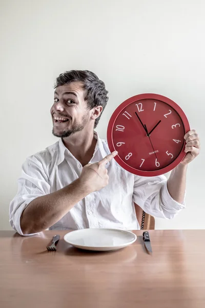 Jeune homme élégant avec chemise blanche tenant horloge rouge — Photo