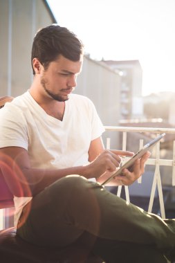 Tablet kullanan yuong şık hipster adam