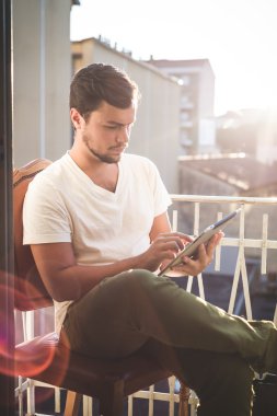 Tablet kullanan yuong şık hipster adam