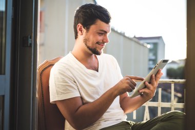 Tablet kullanan yuong şık hipster adam