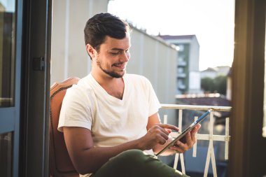 Tablet kullanan yuong şık hipster adam