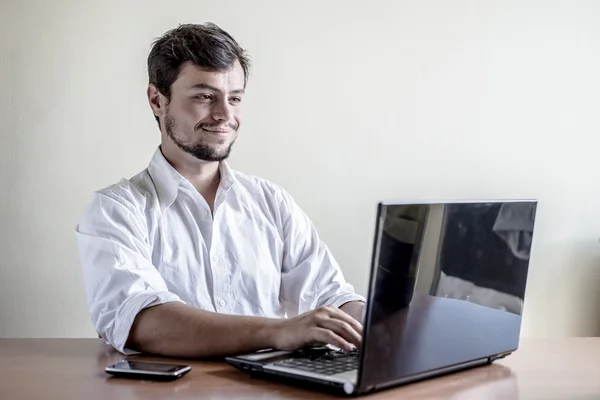 Jeune homme utilisant un ordinateur portable — Photo