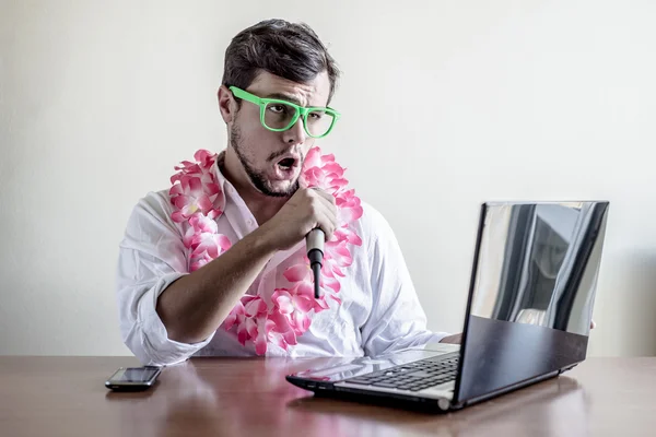 Dizüstü bilgisayar kullanan genç adam — Stok fotoğraf