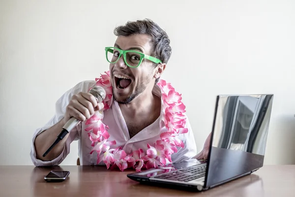 Jonge man met laptop — Stockfoto