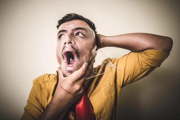 Sufocante homem com o plástico — Fotografia de Stock