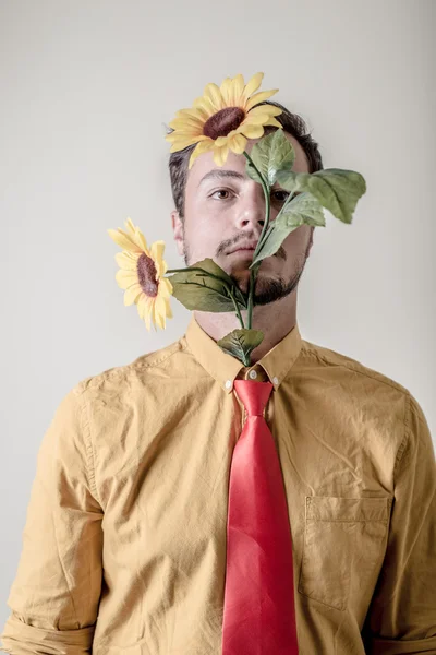 年轻时尚的男人用鲜花 — 图库照片