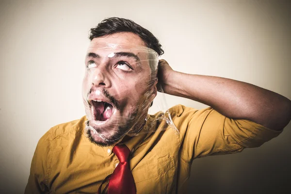 Sofocante hombre con el plástico — Foto de Stock