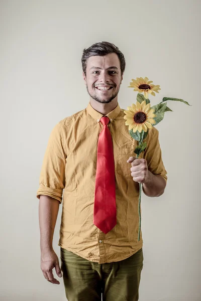 Jovem homem elegante com flores — Fotografia de Stock