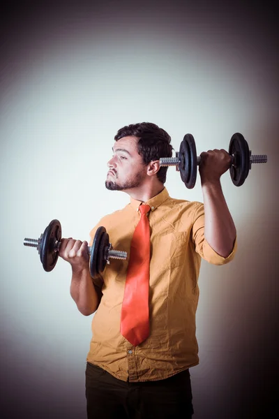 Rolig galen unge mannen tyngdlyftning — Stockfoto