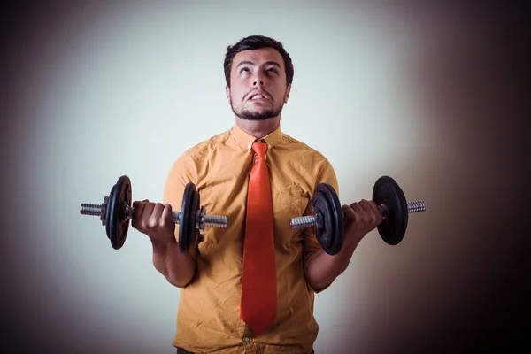 Vicces őrült fiatal férfi súlyemelés — Stock Fotó
