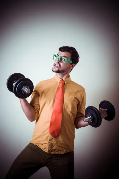 Vicces őrült fiatal férfi súlyemelés — Stock Fotó