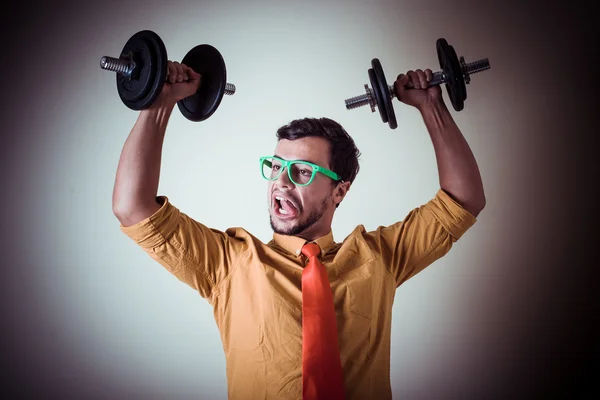Смішний божевільний молодий чоловік важка атлетика — стокове фото