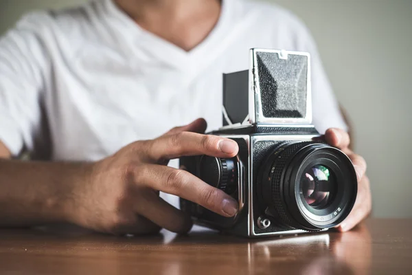 Jovem elegante hipster homem com câmera velha — Fotografia de Stock