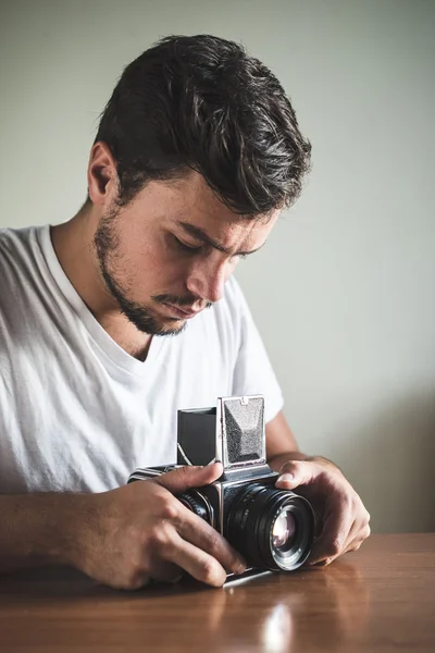 Ung snygg hipster man med gamla kameran — Stockfoto