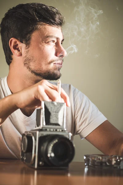 Mladí elegantní bederní muž se starým fotoaparátem — Stock fotografie