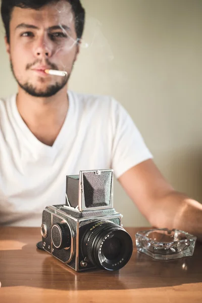 Joven hombre hipster con estilo con cámara vieja —  Fotos de Stock