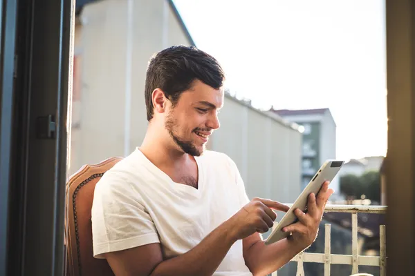 Yuong hombre hipster con estilo usando tableta — Foto de Stock