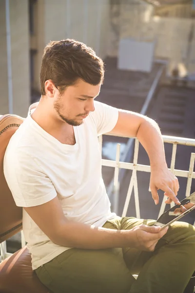 Yuong eleganta hipster man använder tablet — Stockfoto