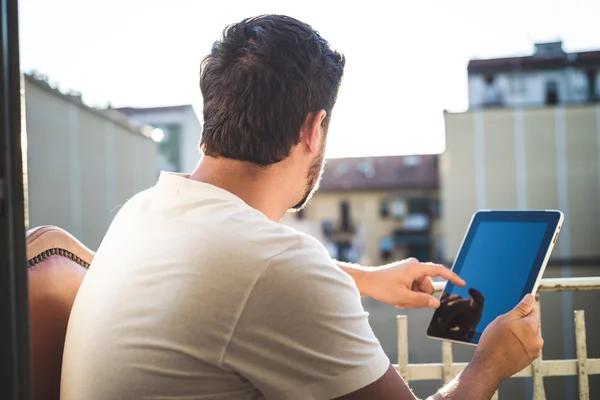 Yuong hombre hipster con estilo usando tableta — Foto de Stock