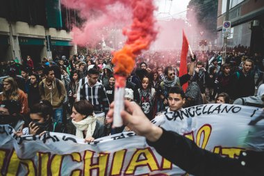 Milan öğrenciler tezahürü 4 Ekim 2013 tarihinde