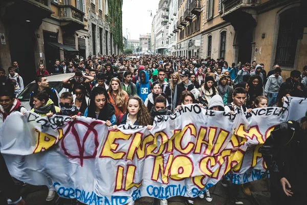 Milan öğrenciler tezahürü 4 Ekim 2013 tarihinde — Stok fotoğraf