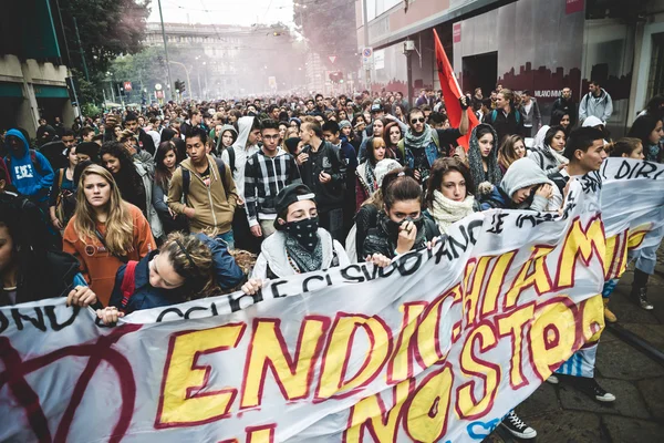 Manifestação dos estudantes de Milão em 4 de outubro de 2013 — Fotografia de Stock