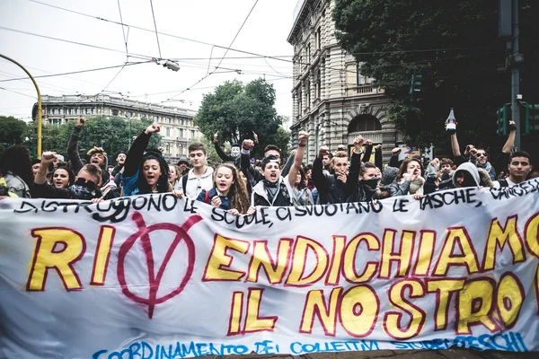 Manifestação dos estudantes de Milão em 4 de outubro de 2013 — Fotografia de Stock