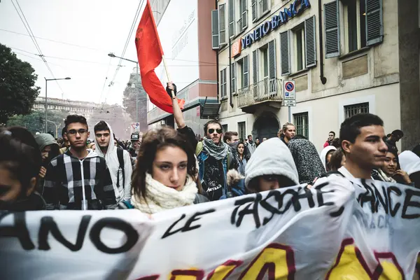 Milan öğrenciler tezahürü 4 Ekim 2013 tarihinde