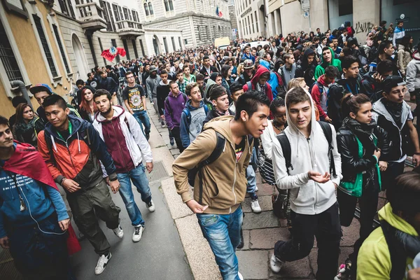 Milan öğrenciler tezahürü 4 Ekim 2013 tarihinde — Stok fotoğraf