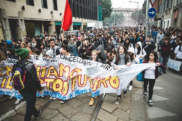 Milan öğrenciler tezahürü 4 Ekim 2013 tarihinde