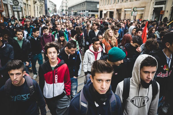 Milan öğrenciler tezahürü 4 Ekim 2013 tarihinde — Stok fotoğraf