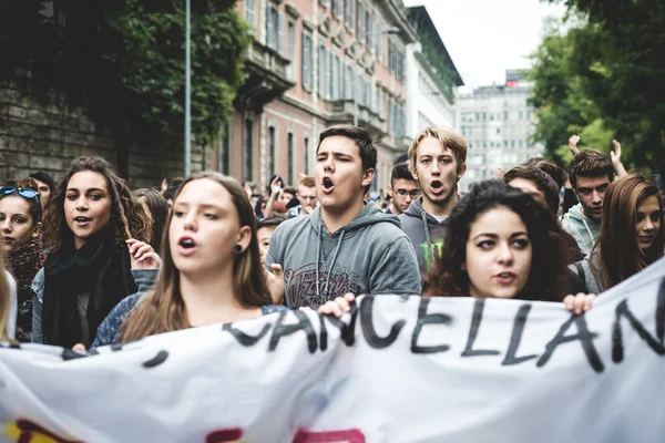 Milan öğrenciler tezahürü 4 Ekim 2013 tarihinde