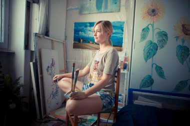 güzel sarışın kadın ressam